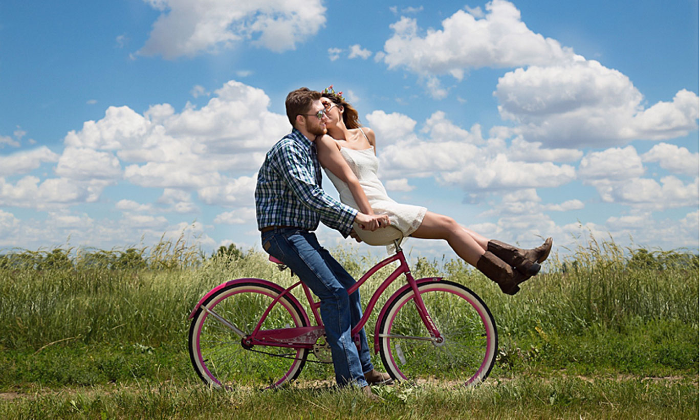 Frau-und-Mann-auf-Velo_galweb title=