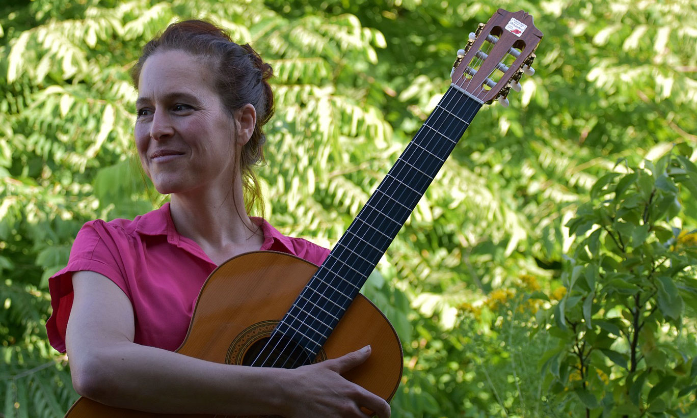Marianne-mit-Gitarre_galweb title=